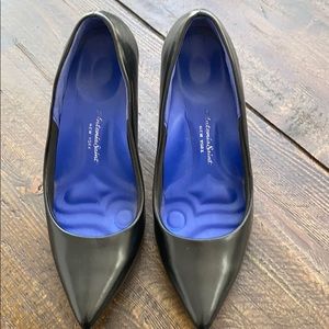 Like new Antonia New York 7.5, black leather pump